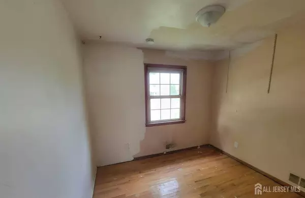 8 Oakwood PL, Carteret, NJ 07008