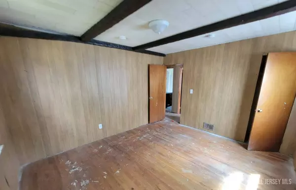 8 Oakwood PL, Carteret, NJ 07008