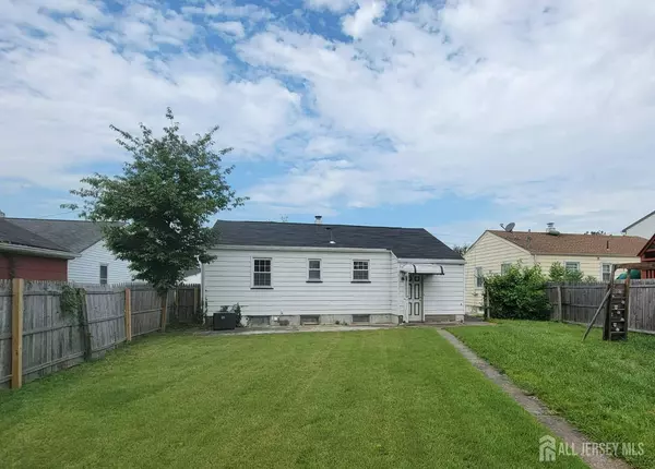 8 Oakwood PL, Carteret, NJ 07008