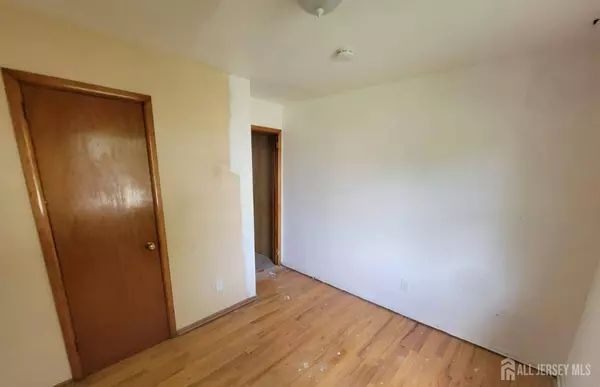 8 Oakwood PL, Carteret, NJ 07008