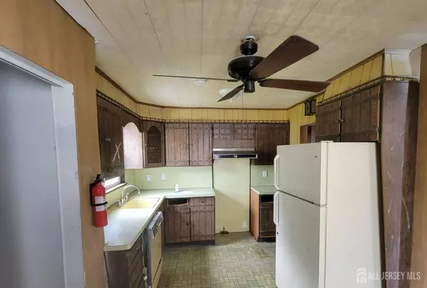 8 Oakwood PL, Carteret, NJ 07008