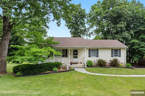 40 Shadowy LN, West Milford, NJ 07480