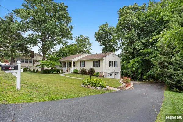 40 Shadowy LN, West Milford, NJ 07480