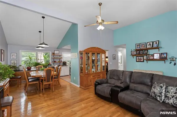 40 Shadowy LN, West Milford, NJ 07480