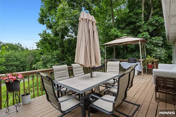 40 Shadowy LN, West Milford, NJ 07480