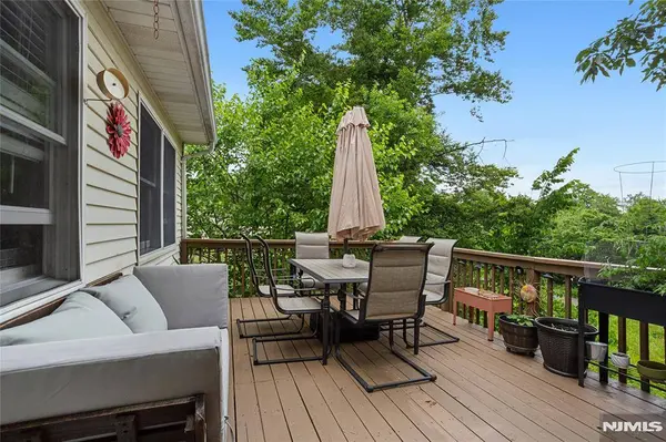 40 Shadowy LN, West Milford, NJ 07480