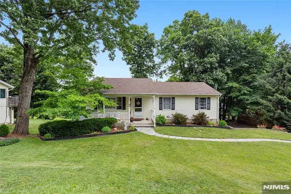 40 Shadowy LN, West Milford, NJ 07480