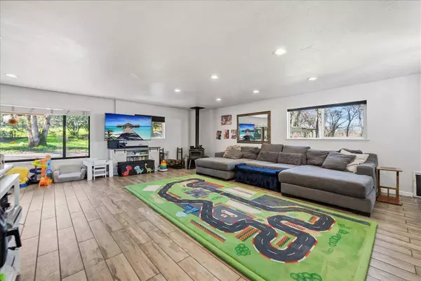 10585 Joeger RD, Auburn, CA 95602