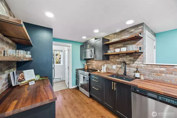 732 Kirkland CIR #D102, Kirkland, WA 98033