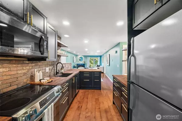 732 Kirkland CIR #D102, Kirkland, WA 98033