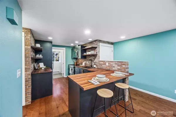 732 Kirkland CIR #D102, Kirkland, WA 98033