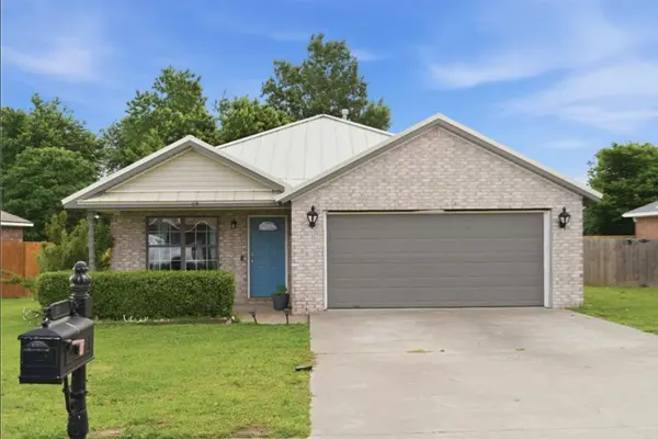 674 Olivia Ln, Centerton, AR 72719-7807