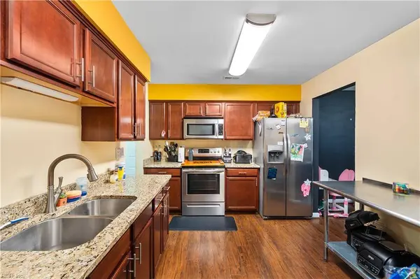 1737 Sparrow RD, Chesapeake, VA 23320