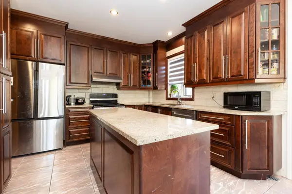 136 Rue Meaney, Kirkland, QC H9J3M1