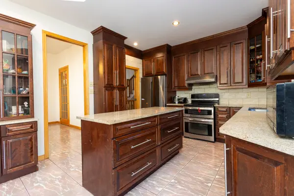 136 Rue Meaney, Kirkland, QC H9J3M1