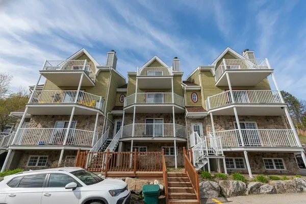 737 Rue Principale #B, Saint-sauveur, QC J0R1R2