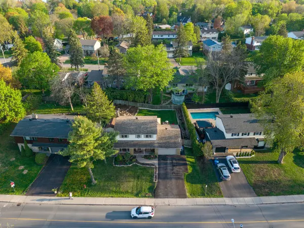90 Sussex Drive, Beaconsfield, QC H9W3G1