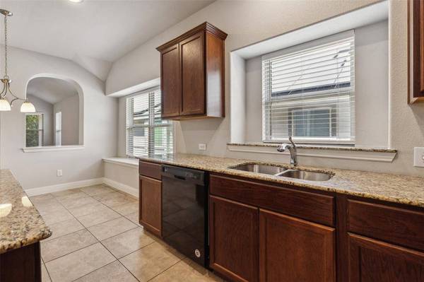 344 Daleview Drive, Kennedale, TX 76060