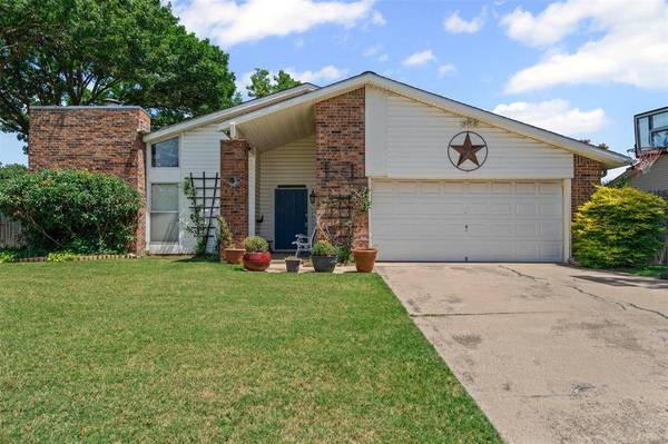 9944 Farmington Drive, Benbrook, TX 76126
