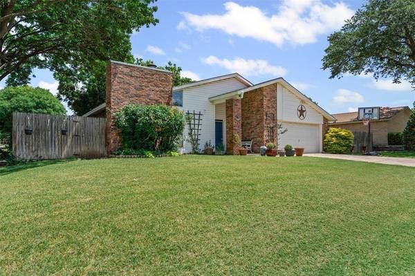 9944 Farmington Drive, Benbrook, TX 76126