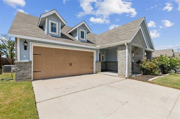 344 Daleview Drive, Kennedale, TX 76060