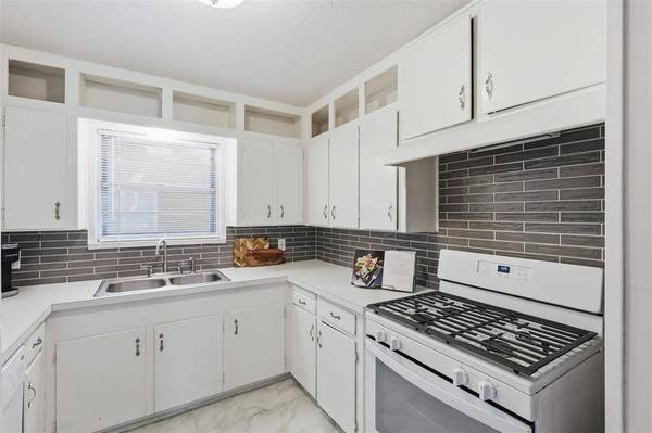 2321 Honeysuckle Avenue, Fort Worth, TX 76111