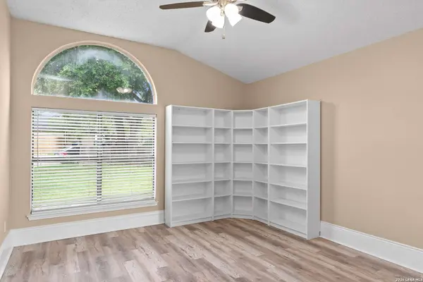 8607 RIDGE MILE DR, San Antonio, TX 78239
