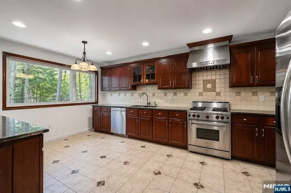 111 Ramille CT, Paramus, NJ 07652