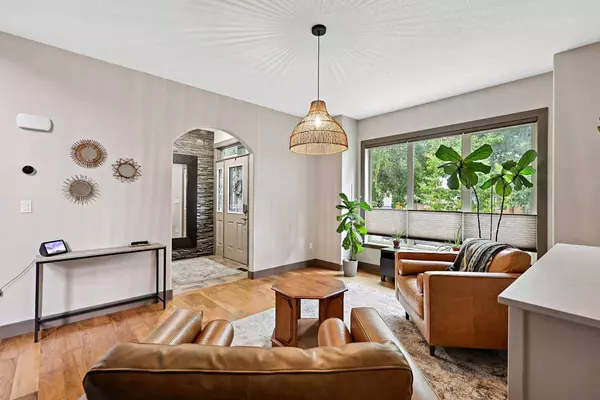 2122B 52 AVE SW, Calgary, AB T3E1K3