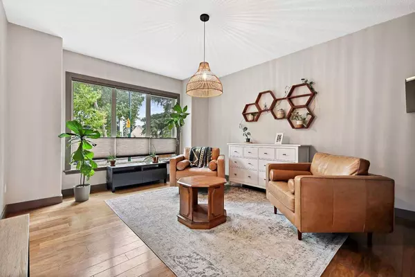 2122B 52 AVE SW, Calgary, AB T3E1K3