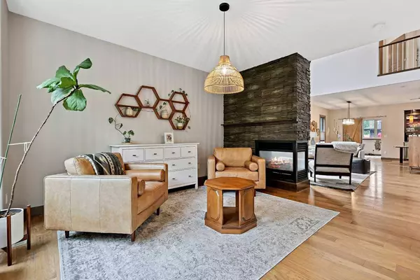 2122B 52 AVE SW, Calgary, AB T3E1K3