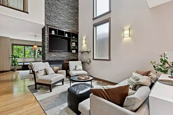 2122B 52 AVE SW, Calgary, AB T3E1K3