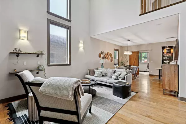 2122B 52 AVE SW, Calgary, AB T3E1K3