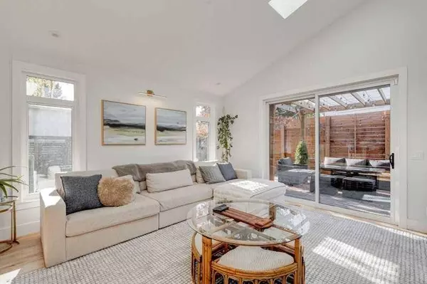 128 Oakside Bay SW, Calgary, AB T2V 4P2