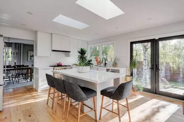 128 Oakside Bay SW, Calgary, AB T2V 4P2