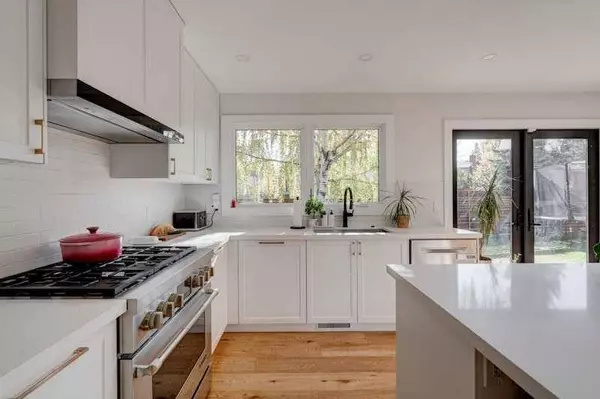 128 Oakside Bay SW, Calgary, AB T2V 4P2