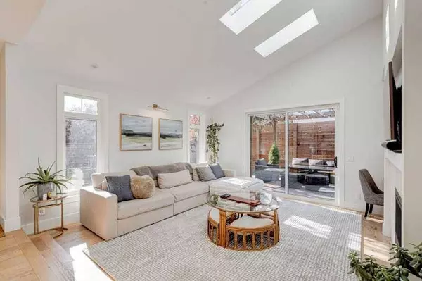 128 Oakside Bay SW, Calgary, AB T2V 4P2