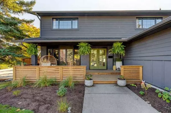 128 Oakside Bay SW, Calgary, AB T2V 4P2