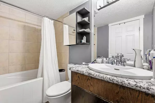 525 22 AVE SW #401, Calgary, AB T2S 0H5