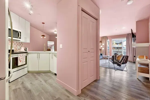 25 Richard PL SW #218, Calgary, AB T3E 7N1