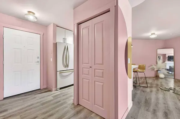 25 Richard PL SW #218, Calgary, AB T3E 7N1