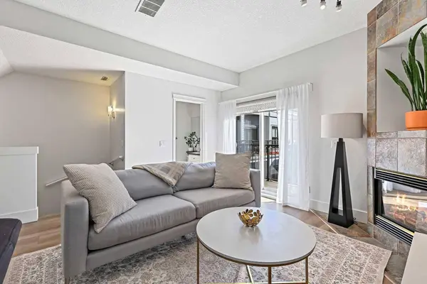 603 15 AVE SW #8, Calgary, AB T2R 0R4