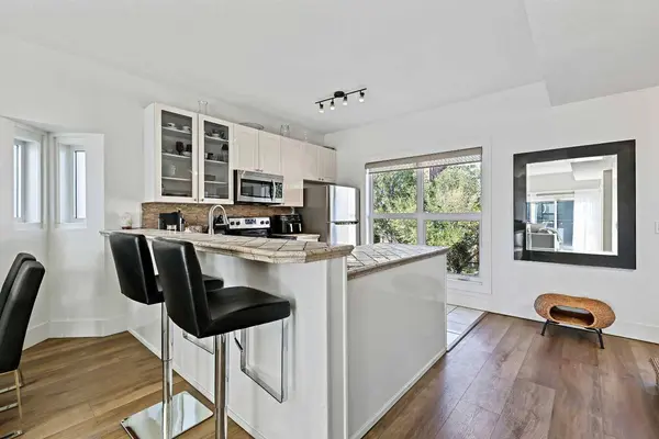 603 15 AVE SW #8, Calgary, AB T2R 0R4
