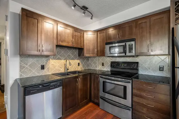 2906 17 AVE SW #14, Calgary, AB T3E 0A9