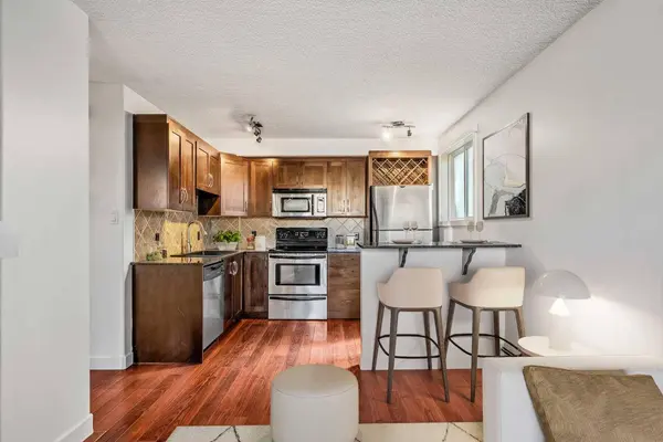 2906 17 AVE SW #14, Calgary, AB T3E 0A9