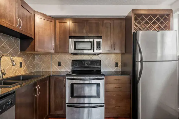 2906 17 AVE SW #14, Calgary, AB T3E 0A9
