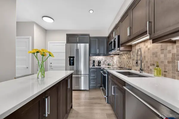 80 Greenbriar PL NW #2302, Calgary, AB T3B 6J4