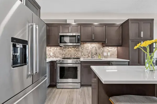 80 Greenbriar PL NW #2302, Calgary, AB T3B 6J4