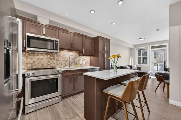 80 Greenbriar PL NW #2302, Calgary, AB T3B 6J4