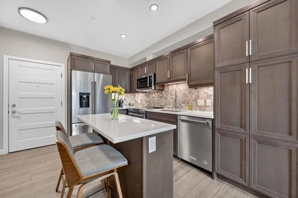 80 Greenbriar PL NW #2302, Calgary, AB T3B 6J4